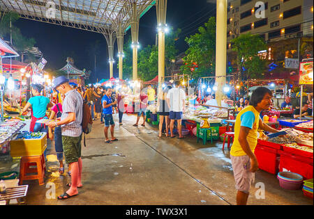 PATONG, THAÏLANDE - Mai 1, 2019 : Promenade le long de la ruelle bondée de Banzaan Marché de nuit, choisissez des aliments locaux savoureux, des boissons ou des souvenirs, sur Phuket Banque D'Images