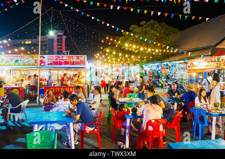 PATONG, THAÏLANDE - Mai 1, 2019 : Visitez Otop marché dans la soirée et profiter de son bruyant food court avec de nombreux stands et des petits cafés, offrant des plats et Banque D'Images