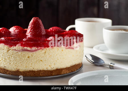 Cheesecake aux fraises et deux tasses de thé Banque D'Images