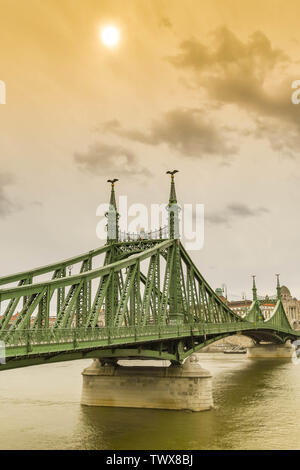 BUDAPEST, HONGRIE - Mars 2018 : le "Pont de la liberté" ou "Pont de la liberté" à travers le Danube à Budapest. Banque D'Images