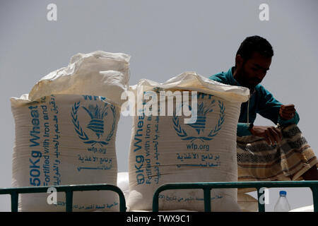 (190623) -- SANAA, le 23 juin 2019 (Xinhua) -- un homme est assis dans un camion transportant de l'aide humanitaire fournie par le Programme alimentaire mondial des Nations Unies et arrêté par des rebelles Houthi qui ont refusé de les distribuer à Sanaa, Yémen, le 23 juin 2019. Lundi, David Beasley, chef du Programme alimentaire mondial des Nations Unies (PAM) au Yémen, fustigé les rebelles Houthi dans les provinces du nord du Yémen pour détourner des soins. De l'autre côté, le Ministre iranien a accusé les Houthis soutenu par le PAM de 'fournir des Yéménites avec rotten et expiré d'une aide alimentaire." Cependant, le PAM a nié les allégations le mercredi Houthi sur rotten f Banque D'Images