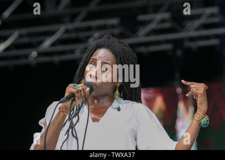 Royaume-uni ; 23 juin 2019 Divertissement. JAH JAH9 ; 9 Janine Elizabeth Cunningham et le traitement Dub Effectuer une émission spirituelle aux foules dans Sefton Park à l'Afrique de l'événement. Oye Liverpool /AlamyLiveNews MediaWorldImages ; crédit. Banque D'Images