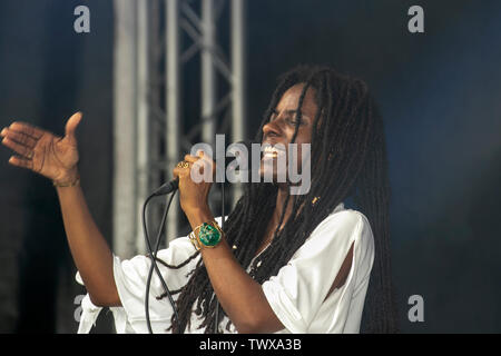 Royaume-uni ; 23 juin 2019 Divertissement. JAH JAH9 ; 9 Janine Elizabeth Cunningham et le traitement Dub Effectuer une émission spirituelle aux foules dans Sefton Park à l'Afrique de l'événement. Oye Liverpool /AlamyLiveNews MediaWorldImages ; crédit. Banque D'Images