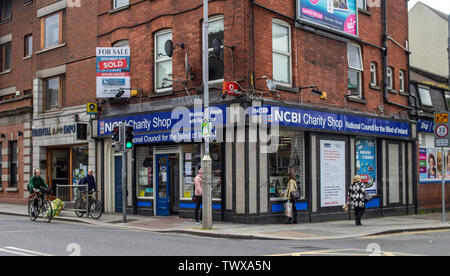 Window Shopping dans un magasin de charité à Rathmines, Dublin, Irlande, géré par le Conseil National des Aveugles d'Irlande Banque D'Images