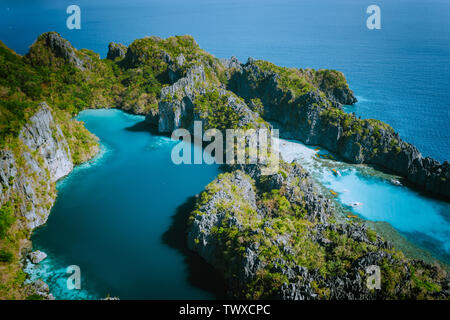 Drone aérien vue de Big Lagoon entouré de falaises karstiques calcaires déchiquetées dans la lumière douce du matin juste avant l'arrivée du tourisme. El Nido, Palawan Banque D'Images