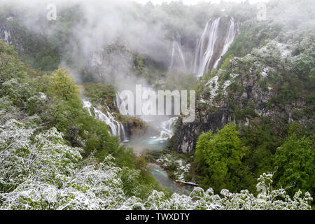 La neige rare au printemps (mai), le parc national des Lacs de Plitvice, Croatie Banque D'Images