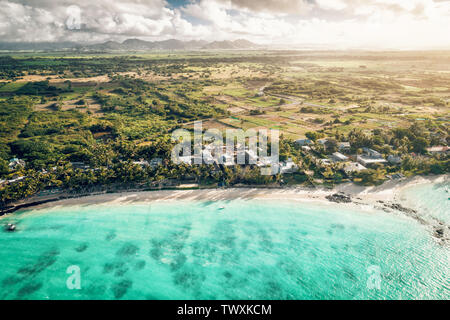 Drone aérien view at luxury resorts et le littoral à Belle Mare Plage sur l'île Maurice. La tonalité de l'image. Banque D'Images