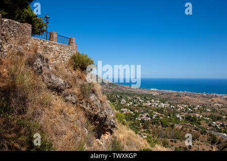 Paysage. Avis de Fuengirola à partir de la plate-forme d'observation dans le village de Mijas. Banque D'Images