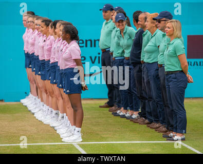 La Queens Club, London, UK. 23 juin 2019. Jour 7 de la Fever Tree championnats. Feliciano Lopez (ESP) bat Gilles Simon (FRA) 6-2 6-7 (4-7) 7-6 (7-2) pour gagner la finale. Credit : Malcolm Park/Alamy Live News. Banque D'Images