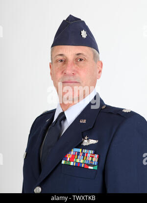 Un lieutenant-colonel de l'US Air Force pose dans son uniforme avec ses médailles. Banque D'Images