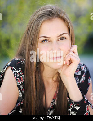 Jeune femme brune pose pour la caméra. Banque D'Images