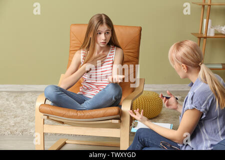 Femme psychologue travaillant avec teenage girl in office Banque D'Images