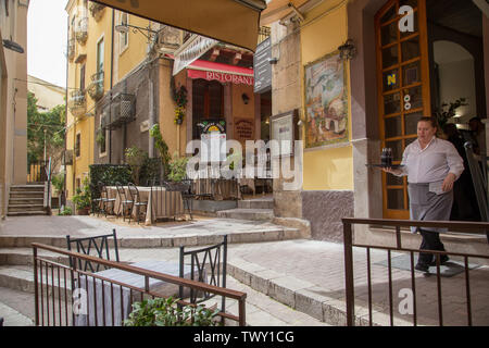 Taormina, Italie - 17 mars 2018 : rues typiques et maisons de la ville. Banque D'Images