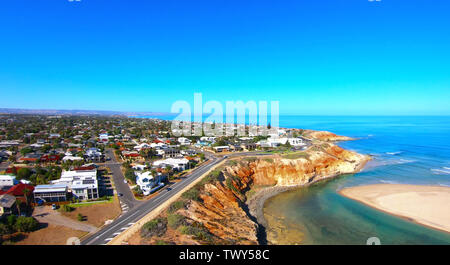 Antenne de la spectaculaire Drone South Australian Southport Onkaparinga River et le littoral de l'estuaire de la bouche. Banque D'Images