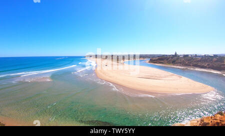 Antenne de la spectaculaire Drone South Australian Southport Onkaparinga River et le littoral de l'estuaire de la bouche. Banque D'Images