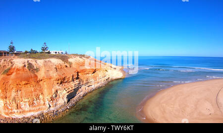 Antenne de la spectaculaire Drone South Australian Southport Onkaparinga River et le littoral de l'estuaire de la bouche. Banque D'Images