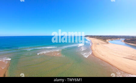 Antenne de la spectaculaire Drone South Australian Southport Onkaparinga River et le littoral de l'estuaire de la bouche. Banque D'Images