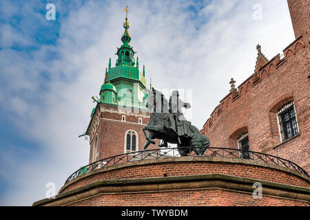 Voir à l'Tadeusz Kosciuszko monument situé à l'entrée du château de Wawel, à Cracovie, en Pologne. Banque D'Images