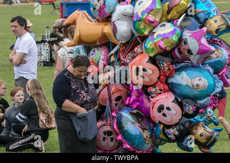 Une femme vend des ballons gonflables à l'hélium pour enfants au festival de musique Africa Oye à Liverpool, Merseyside, Royaume-Uni Banque D'Images