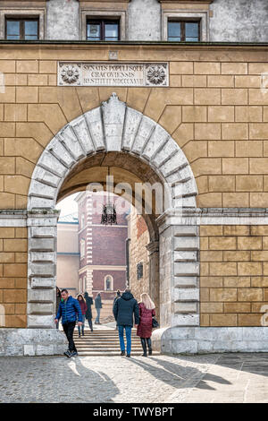 Cracovie, Pologne Feb 03, 2019 : les touristes entrant entrée principale du Château Royal, et la cathédrale du Wawel à Cracovie, UNESCO World Heritage Site, Pologne, Euro Banque D'Images