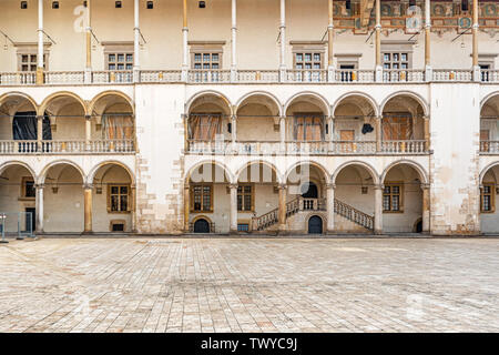 Voir à la cour Renaissance du château royal de Wawel, à Cracovie, en Pologne, au patrimoine mondial de l'UNESCO. Banque D'Images