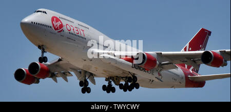 Mojave, Californie, USA. 23 Juin, 2019. Orbite Virgin 747 Cosmic Girl arrive pour l'atterrissage après 4h de test dimanche matin de l'aéroport de Mojave en Californie, le 23 juin 2019. C'est sous l'aile gauche est LauncerOne fusée qui se préparer pour sa première baisse d'essai cette année. La 747 a fait une série de tests de manoeuvres montée Zoom au large de la côte de Californie et sera mené à la 1re lancer le test. Photo par Gene Blevins/ZUMAPRESS Crédit : Gene Blevins/ZUMA/Alamy Fil Live News Banque D'Images