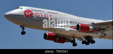 Mojave, Californie, USA. 23 Juin, 2019. Orbite Virgin 747 Cosmic Girl arrive pour l'atterrissage après 4h de test dimanche matin de l'aéroport de Mojave en Californie, le 23 juin 2019. C'est sous l'aile gauche est LauncerOne fusée qui se préparer pour sa première baisse d'essai cette année. La 747 a fait une série de tests de manoeuvres montée Zoom au large de la côte de Californie et sera mené à la 1re lancer le test. Photo par Gene Blevins/ZUMAPRESS Crédit : Gene Blevins/ZUMA/Alamy Fil Live News Banque D'Images