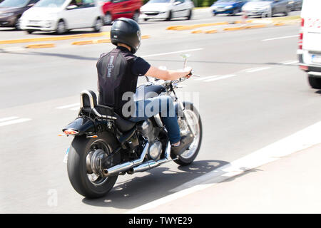 Belgrade, Serbie - Avril 25, 2019 : Un homme équitation moto sur le pont à la circulation de la rue de la ville Banque D'Images