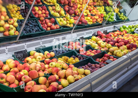 Wenatchee, Washington, USA. Vitrine réfrigérée de fraîchement récolté les pommes cultivées sur place à la vente à un stand de produire. Banque D'Images