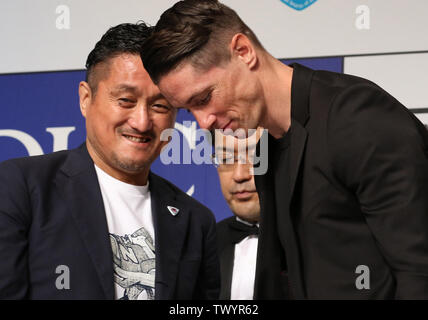 Tokyo, Japon. 23 Juin, 2019. La star du football espagnol Fernando Torres (R) de Sagan Tosu, épouse du président de l'équipe comme il l'annonce Minoru Takehara retraite de son football professionnel porte-satellites à une conférence de presse à Tokyo le dimanche, Juin 23, 2019. Torress va fermer ses 18 ans de football professionnel à un transporteur J-League match contre Vissel Kobe le 23 août. Credit : Yoshio Tsunoda/AFLO/Alamy Live News Banque D'Images