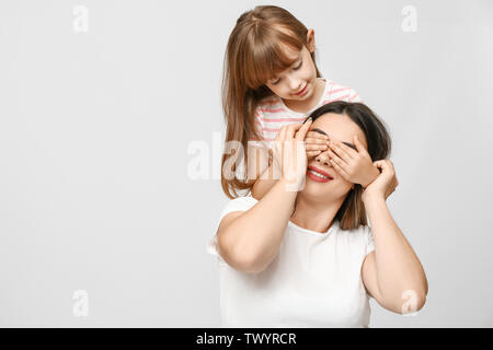 Portrait of happy mother and daughter sur fond clair Banque D'Images