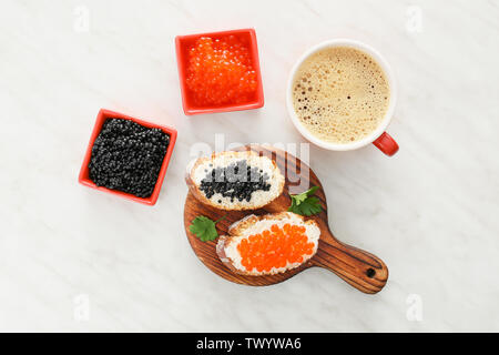 Avec des sandwichs délicieux avec du caviar de café sur la table lumineuse Banque D'Images