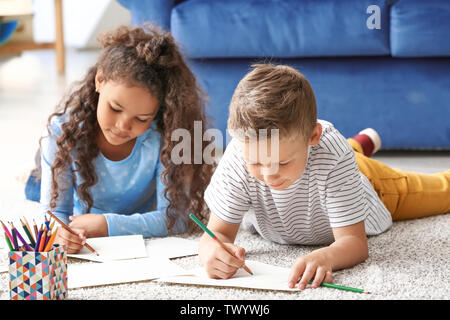 Heureux les enfants adoptés des dessins dans leur nouvelle maison Banque D'Images