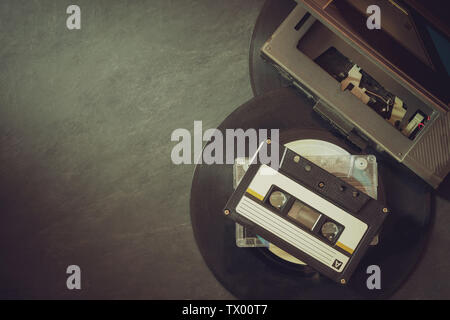 Lecteur de cassette et enregistrer sur plancher de béton. Vue de dessus et copiez l'espace pour le texte. Concept de vintage de la musique. Banque D'Images
