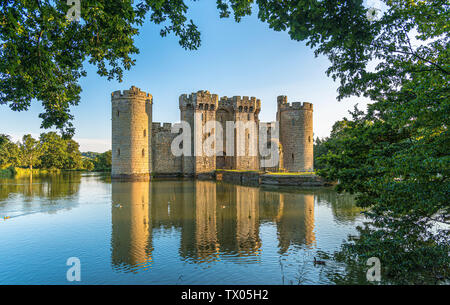 Château de Bodiam et moat historique dans l'East Sussex, Angleterre Banque D'Images