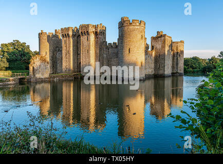 Château de Bodiam et moat historique dans l'East Sussex, Angleterre Banque D'Images