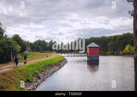 Petite hutte rouge construite sur une rivière et reliée à un pont avec un paysage naturel incroyable Banque D'Images