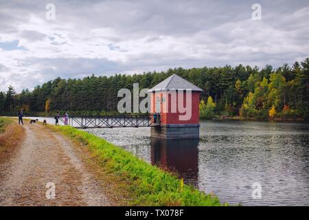 Petite hutte rouge construite sur une rivière et reliée à un pont avec un paysage naturel incroyable Banque D'Images