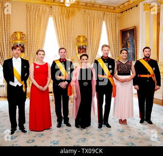 Luxembourg, Luxembourg. 23 Juin, 2019. Le Grand-Duc Henri, la Grande-Duchesse Maria Teresa, le Prince Guillaume, Grand-duc héréditaire et la Princesse Stéphanie, grande-duchesse héréditaire, le Prince Louis, la Princesse Alexandra et le Prince Sébastien au palais grand-ducal à Luxembourg, le 23 juin 2019, pour assister à la réception à l'occasion de la Journée nationale du Luxembourg Photo : Albert Nieboer/ Pays-Bas OUT/Point de vue OUT | Crédit : dpa/Alamy Live News Banque D'Images