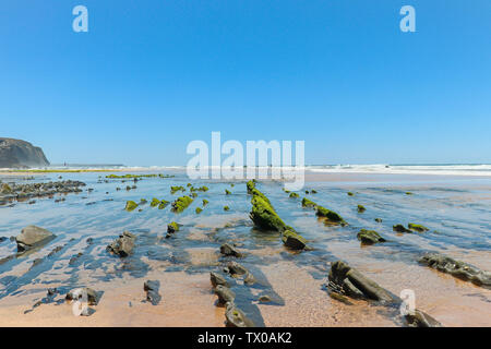 Beau paysage avec ciel bleu et les roches, spot de surf incroyable plage, avec sable blanc et eau claire. Paysages inimaginables.Algarve, Portugal tourisme Banque D'Images