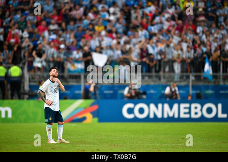 Porto Alegre, Brésil. 23 Juin, 2019. L'Argentine Lionel Messi cherche sur pendant le match du groupe B entre l'Argentine et le Qatar à la Copa America 2019, à Porto Alegre, Brésil, le 23 juin 2019. L'Argentine a gagné 2-0. Credit : Xin Yuewei/Xinhua/Alamy Live News Banque D'Images