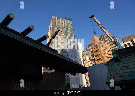 La tour de Tokyo Midtown (un immeuble de bureaux, de détail et résidentiel à Roppongi) vu au-dessus des immeubles d'appartements inférieurs et des toits de sanctuaire à Tokyo, au Japon Banque D'Images