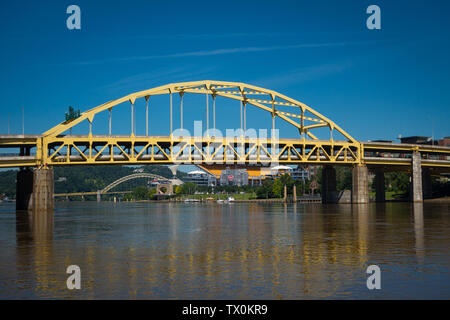 Le fort Duquesne, pont franchissant la rivière Allegheny, et la rive nord de Pittsburgh, Pennsylvanie. Banque D'Images