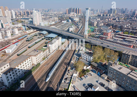 Jiefang Road et de l'UEM viaduc train dans la ville de Zhengzhou, province du Henan Banque D'Images