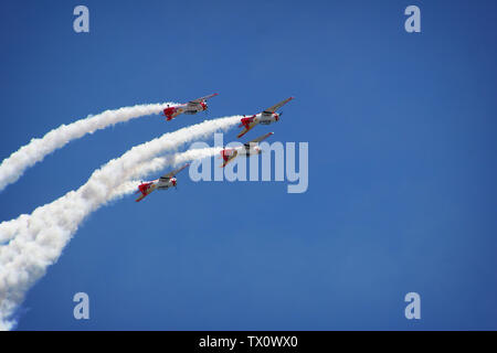 Quatre avions volant en formation dans le cadre d'un salon. Banque D'Images