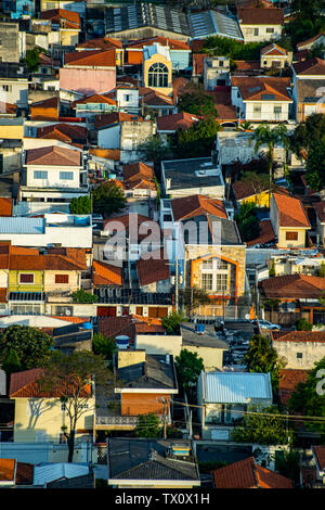 Toits différents de maisons. Vue sur les différents toits rouges des maisons. Banque D'Images