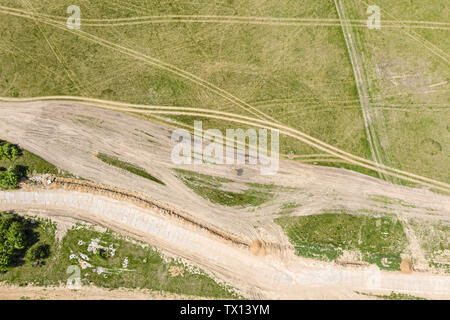 Vue aérienne de l'hippodrome de saleté pour véhicules hors route paysage panoramique sur la campagne. Banque D'Images