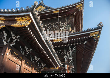 Temple Higashi Hongan-ji, Kyoto, Japon. Toit décoratif du fondateur, Porte de Hall (Goei-do Mon) Banque D'Images