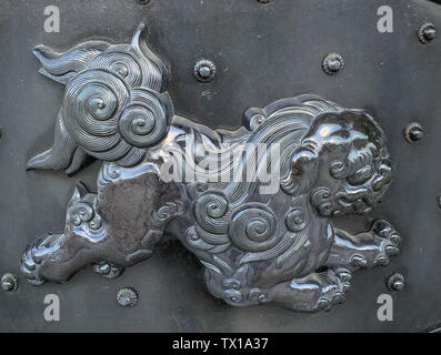 Détail de décoration en bronze, fondateur's Hall Gate (Goei-do Mon), au Temple Higashi Hongan-ji, Kyoto, Japon. Banque D'Images