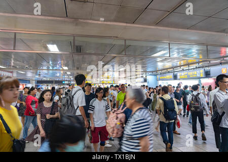 La station de métro Taipei hall et plate-forme. Les passagers du métro à pied à travers l'immense réseau souterrain de la Taipei Banque D'Images